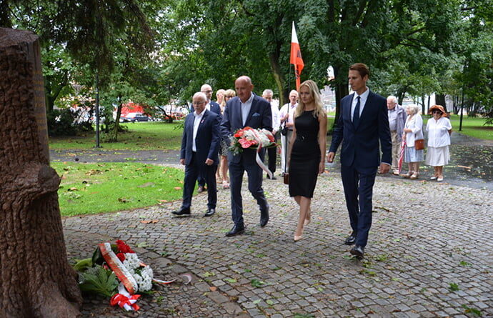 Pod pomnikiem Polskiego Państwa Podziemnego